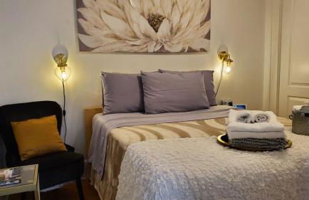 The Gold Room near downtown trains fast wifi - Photo 44