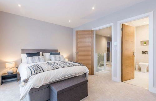 Stylish new Home With Parking - King Beds Garden - Foto 44