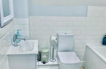 Coastal Flats with Garden & Parking near Castle - Foto 7