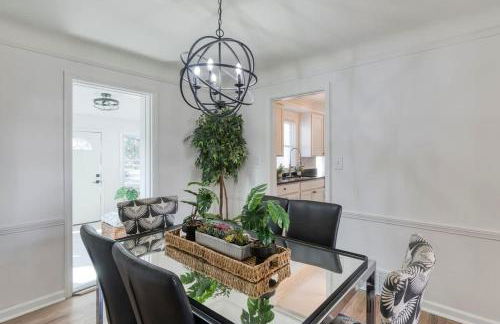 Stylish 3BR w Sunroom & Deck - Foto 9