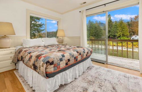 Riverfront Retreat Hot Tub Sauna Yard Gazebo and VIEWS - Foto 39