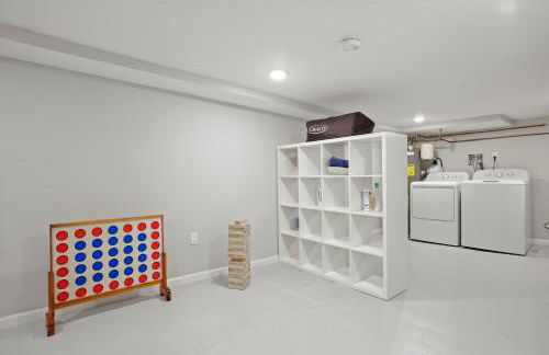 Charming 4BR with Private Patio and Historic Row Downtown - Foto 24