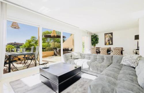 Luxury seaview apartment in Marbella located in a secure gated community with swimming pool and large terrace Perfect for families visiting Marbella and Puerto Banús - Foto 2