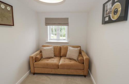 Silverstone Paddock Retreat - Photo 10