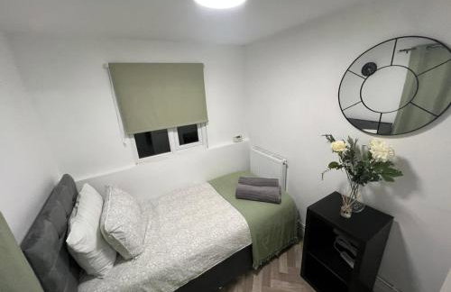 Stylish 4 Bed House, Free Parking, Close to M4 Newport - Foto 28