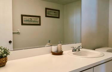 Pavilion Beach Front Apartment with Balcony - Photo 9