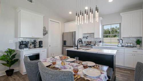 Steps Away from Cruisin' the Coast , Gulfport 2BR, Game Room, and Free Parking - Foto 2