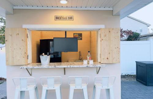 3BR Beach House | Fire Pit & Bar | Steps to Beach - Foto 5