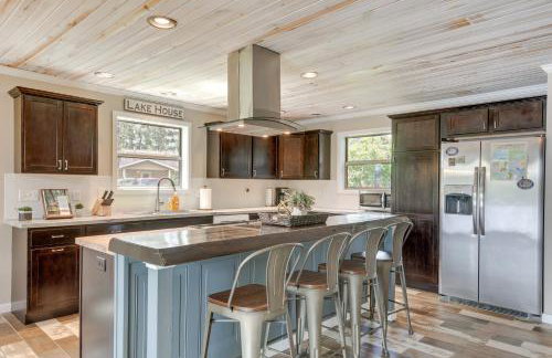 Tranquil Lakefront Cabin Fire Pit, Grill and Patio - Foto 11