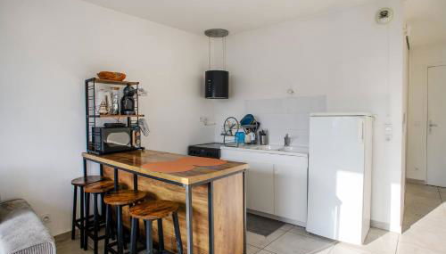 T2 lumineux avec balcon - 4 pers, métro et PartDieu - Foto 4, stove