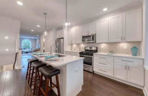 Beautiful Canton Home w/rooftop deck +Private parking - Foto 1