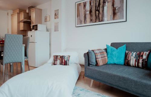 The Diickens Den - Rochester 1BR Flat - Sleeps 4 with Parking - Contractor - Friendly and Ideal for Long Stays - Foto 27