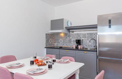 2 Bedroom Lovely Apartment In Danilo - Photo 13