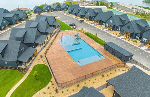 The Luxx - ALL NEW / 4 BD / Poolside / Hot Tub / Lake View - Foto 63