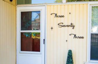 Mid-Century Modern Themed Home with Outdoor Hot Tub - Foto 42