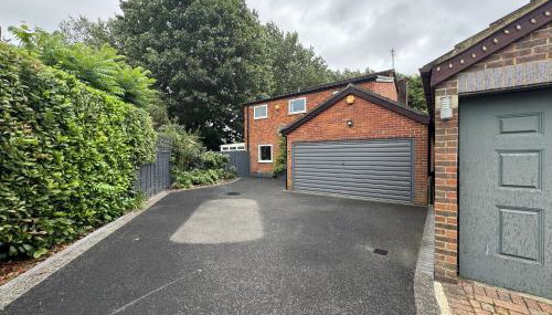 Spacious 5-Bedroom Home with Large Garden in Egham - Foto 2