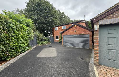 Spacious 5-Bedroom Home with Large Garden in Egham - Foto 15