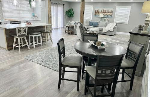 Rustic Chic in Charming Center Grove w Fenced Yard - Foto 4