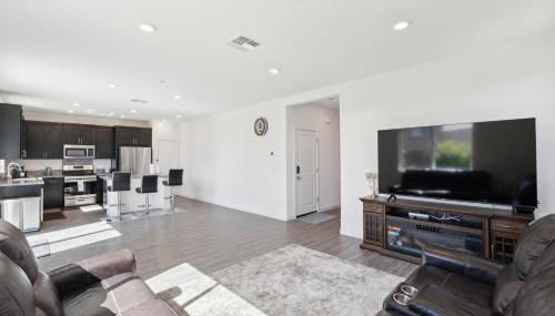 Spacious 3BR Home with Charming Backyard home - Foto 5