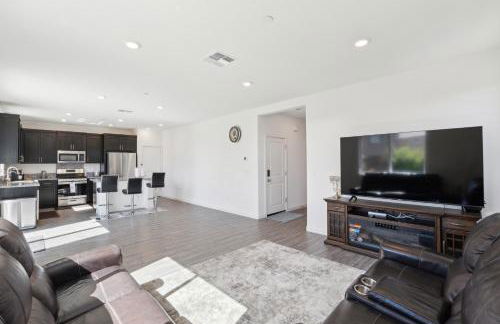 Spacious 3BR Home with Charming Backyard home - Foto 5