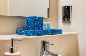 King beds apartment with en-suite, private balcony and elevator by iconic Portobello Market - Foto 13