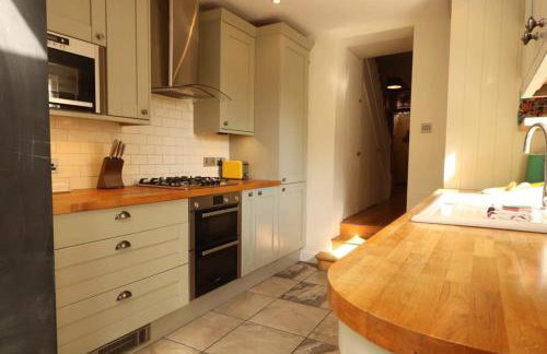 Bright Two Bedroom House with Parking and Garden - Foto 8