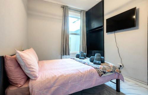 Amazing 3 bedroom, 2 bathroom, ground floor flat with garden, near train Station and bus stop - Foto 21