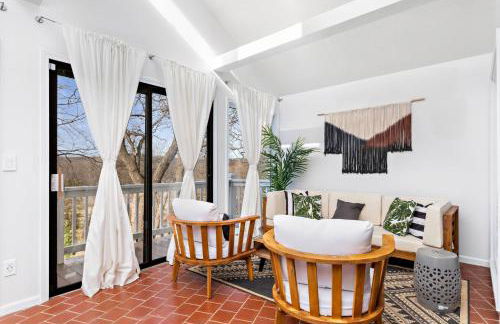 Stunning home woods 15 min to overlandpark - Photo 75