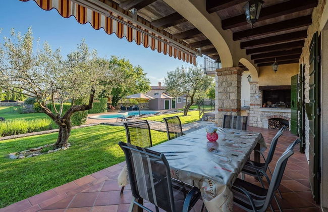 Beautiful Villa With Swimming Pool and Fenced Garden - Foto 21