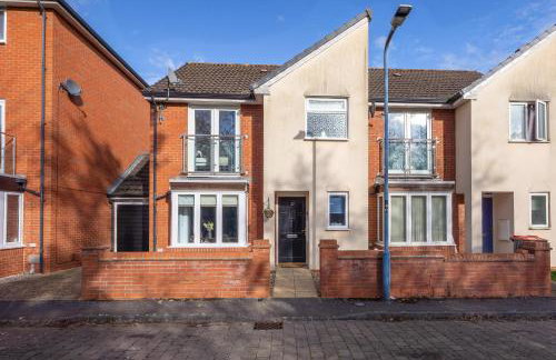 Hunsbury House - Excellent Location - Free Parking, Self-Check-In, SkyTV and Fast Wifi by Yoko Property - Foto 33