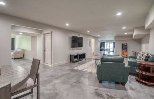 6BR Lakefront Private Dock & Bonfire Sleeps 12 - Foto 46