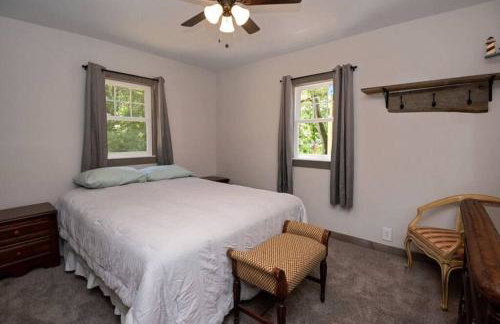 Little Blue Cottage: a wooded getaway near beaches and towns - Foto 7