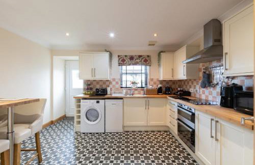 Bungalow with Hot Tub, BBQ Hut, Golf Net , Large Garden & Play Area - Foto 20