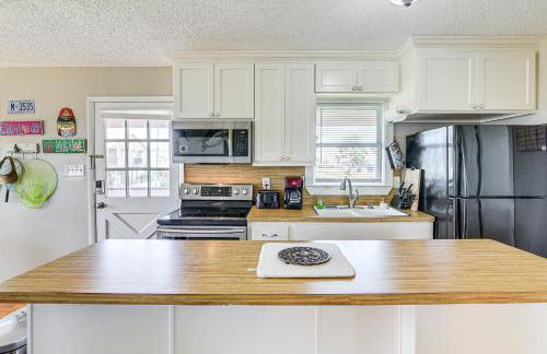 Walk to Beach Galveston Home with Patio and Balcony! - Foto 11