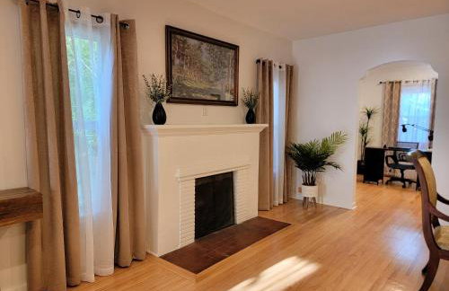 Private and large 2 bedroom house with Pool table, backyard and office near attractions - Foto 14