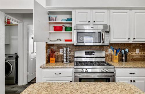 Frisco Escape Oasis Home w/Spa - Foto 14