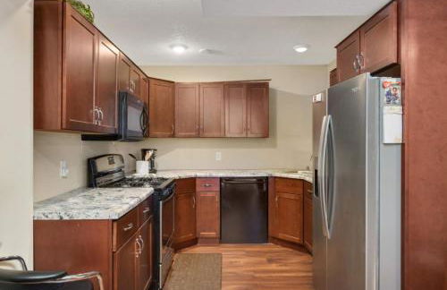 Charming 3-bedroom 1 bath basement nook with backyard view and gazebo - Foto 13