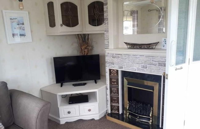 Captivating 2-bed Carvavan in Mablethorpe - Photo 7