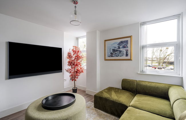 Luxurious 2 Bedroom Apartment With Free Parking - Photo 22