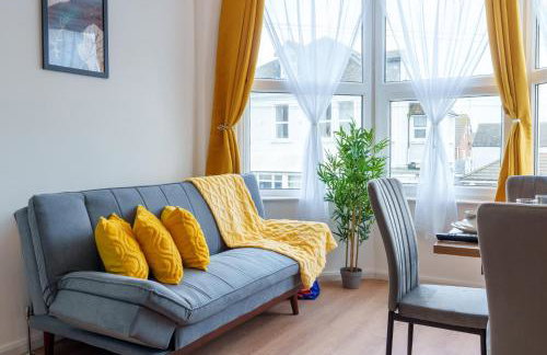 Stylish 3 Bedroom Sea View Apartment -Free Parking- Sleeps 9 - Photo 26