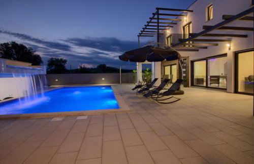 Luxury Villa with extra heated pool with hydromassage, biliard near town center and beach by WiiBuk - Foto 13