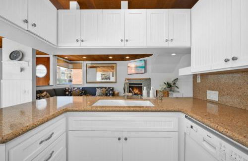 4 bedroom Home in Quiet Neighborhood near Beach - Photo 20