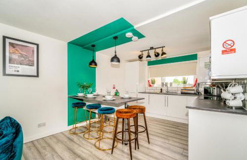 Sleek and Stylish 3 Bed in Greenock - Sleeps 8 - Photo 9