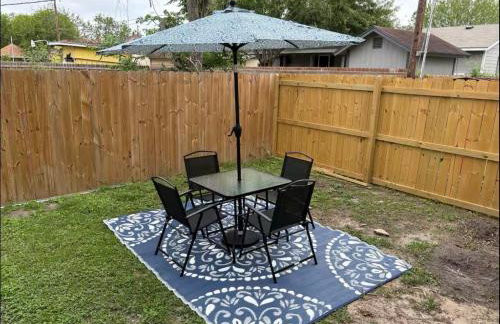 1 BR 1 Bath Airport SpaceX LNG WashDry Yard Patio Pets - Foto 5