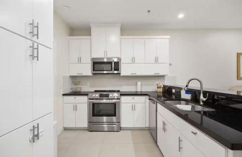 Luxurious Condo with Pool & Garage Close to Shopping - Foto 7