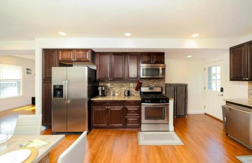 988 - 2 4BR Boston Cozy Getaway near Geneva Cliffs - Foto 19