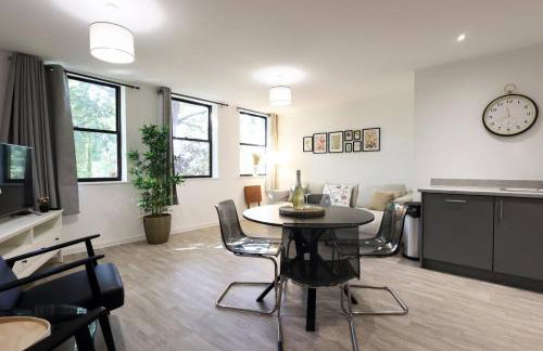 Modern Comfort Near Castle St with WiFi & Parking! - Foto 38