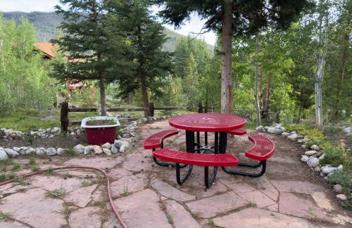 The Red Bears Den, Walk to River & Lake, In Town - Foto 12