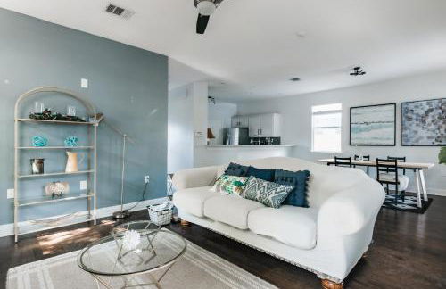 Modern 2-Story Cowboy Pool Home with King Beds Walk to 6th St & Rainey Street - Foto 9
