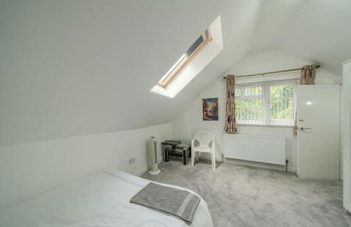 Modern 4-Bed Retreat in Prestwich, Perfect for Weekend Getaways - Foto 18